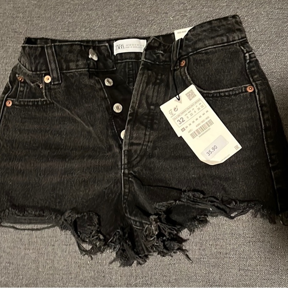 Zara Mid-rise Black Shorts